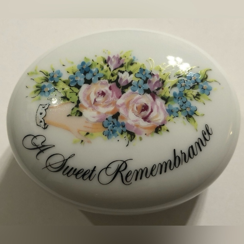 Vintage A Sweet Remembrance Porcelain Trinket Box Valentine's Day 1982 by Avon